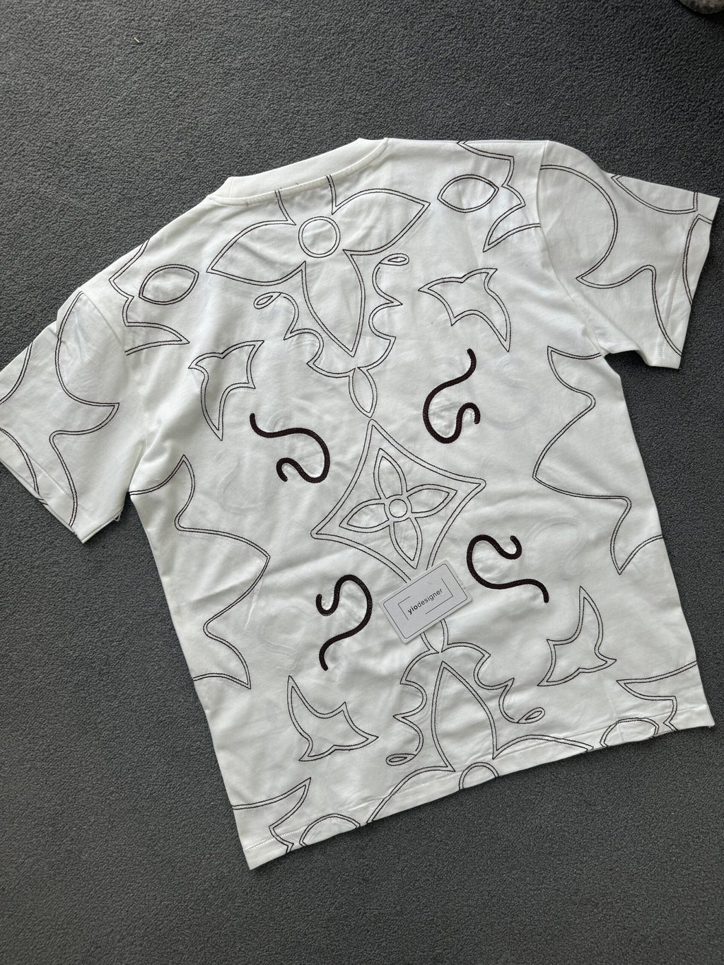 Louis Vuitton | Lv T-shirt | Size L | Side View | yiodesigner.co.uk