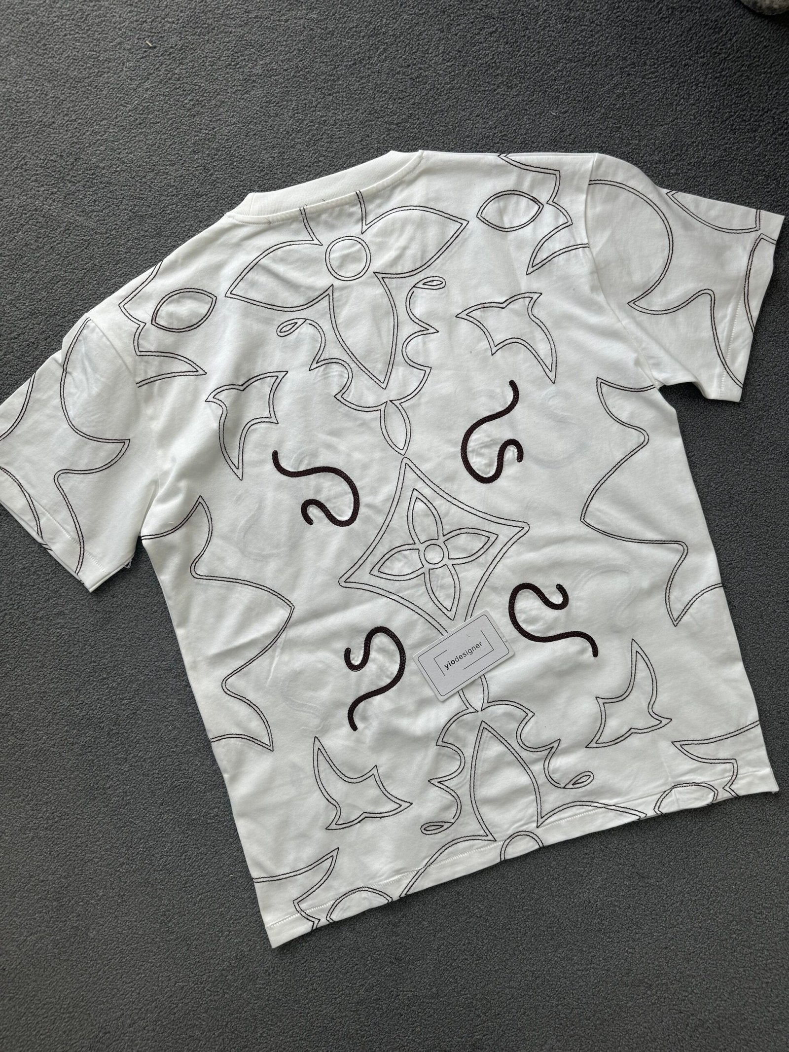 Louis Vuitton | Lv T-shirt | Size L | Side View | yiodesigner.co.uk