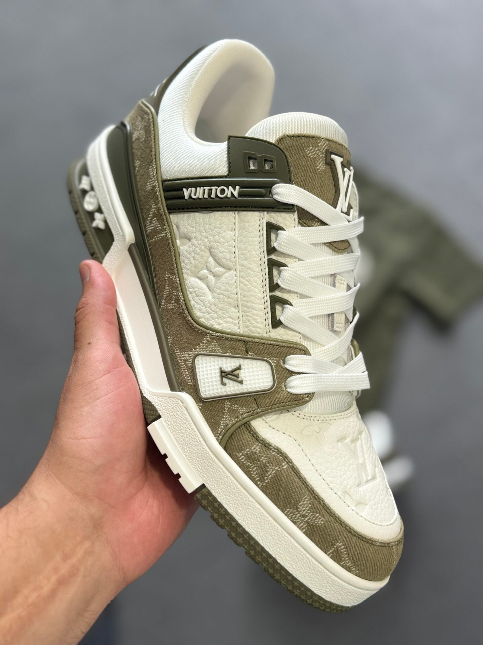 Louis Vuitton | Lv sneaker | Size 7 | Front View | yiodesigner.co.uk