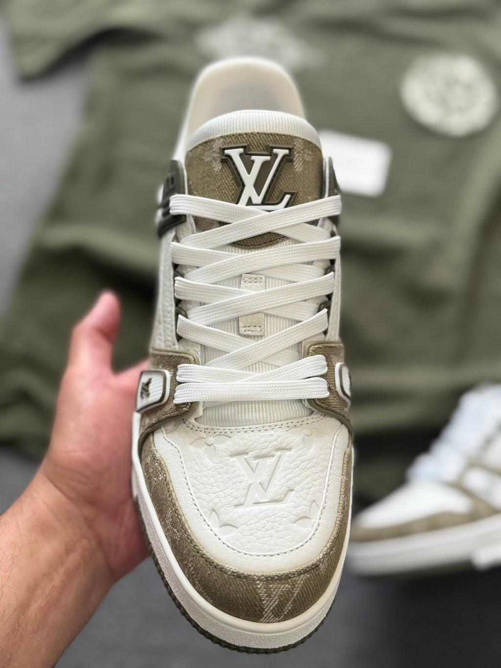 Louis Vuitton | Lv sneaker | Size 8 | Back View | yiodesigner.co.uk