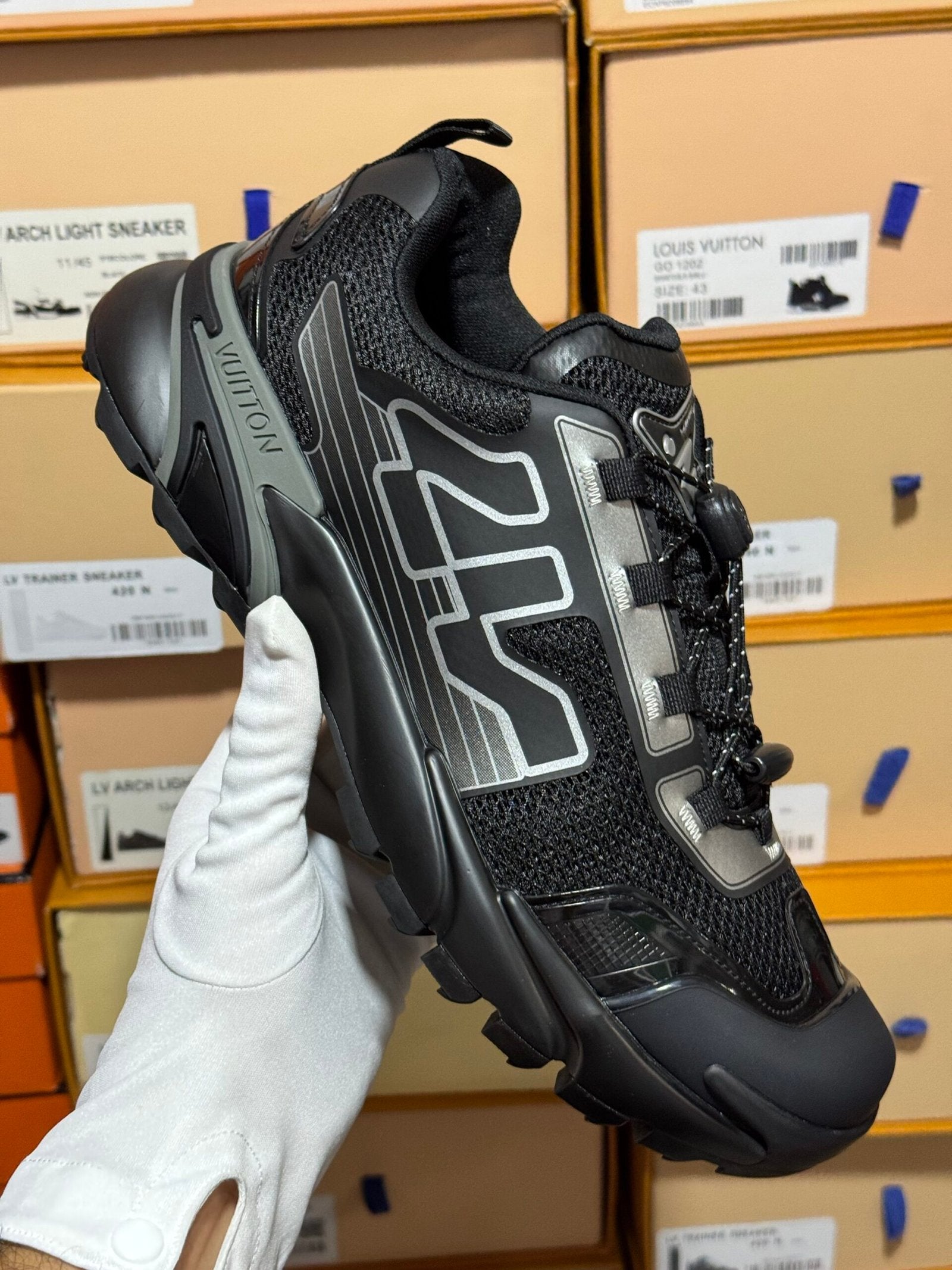 Louis Vuitton | Lv sneaker | Size 7 | Front View | yiodesigner.co.uk