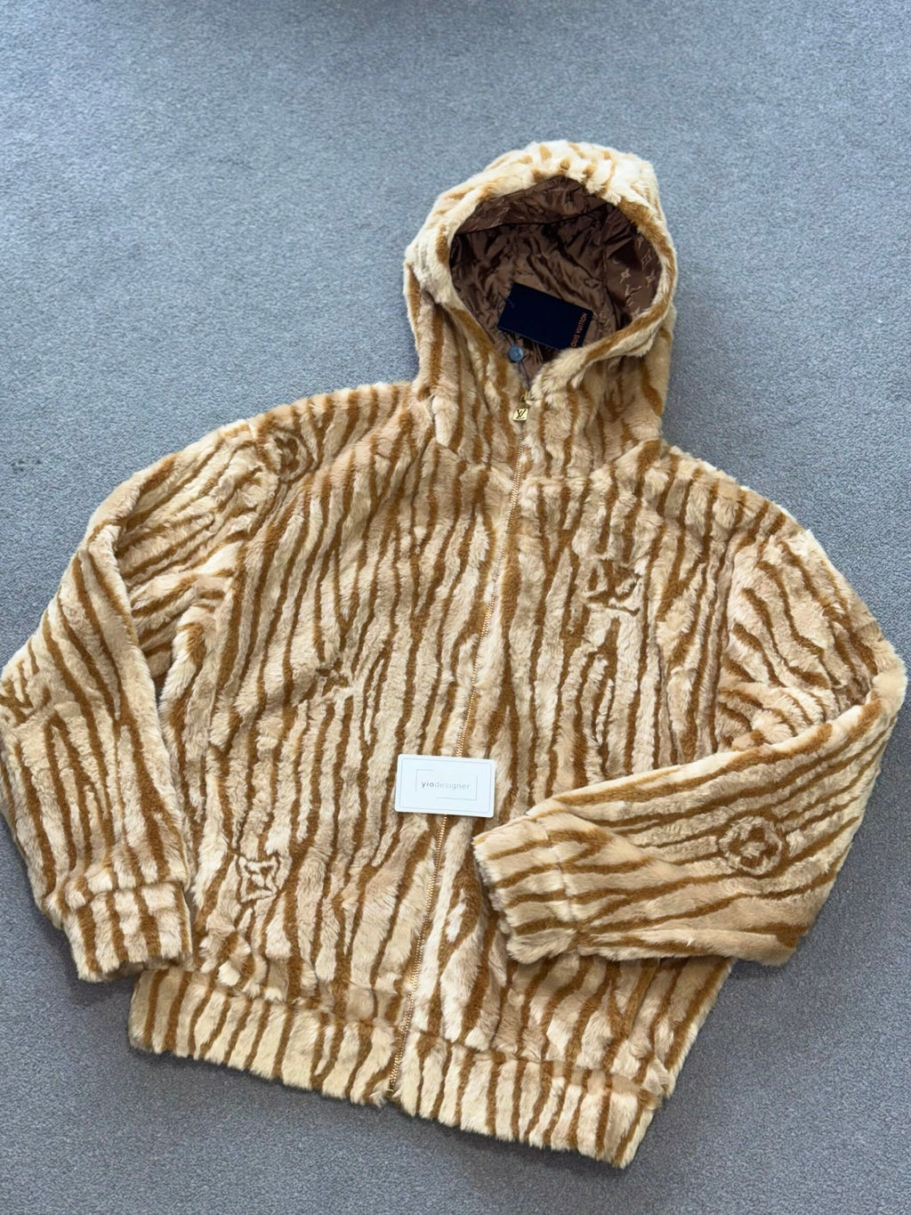 Louis Vuitton | Lv  Fleece jacket | Black | Detail Shot | yiodesigner.co.uk