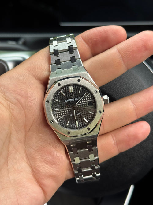 AP | AP royal oak 37 mm grey dial Silver watch | Front View | yiodesigner.co.uk