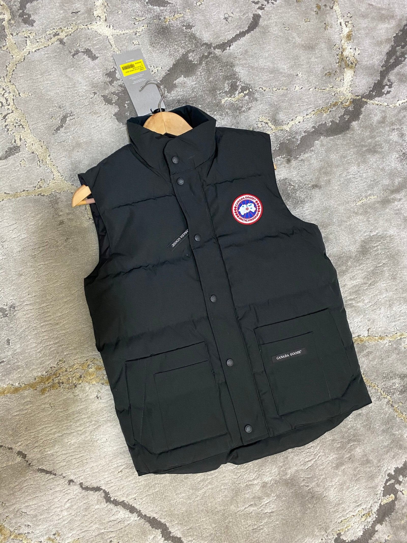 Canada Goose | Canada goose gilet (body warmer)black | Size XL | Detail Shot | yiodesigner.co.uk